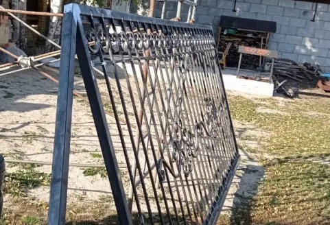 Монтаж уличных ворот с элементами ковки